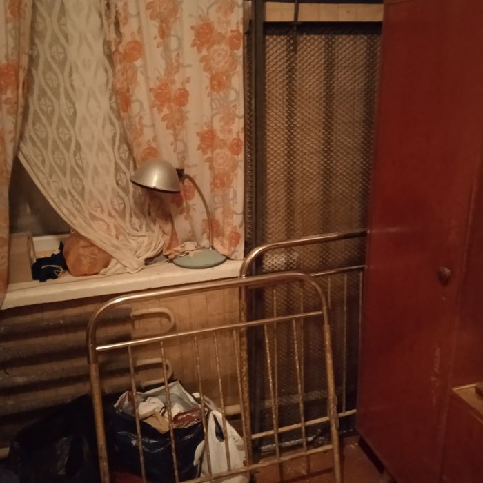 Металлическая кровать полуторка на сетке.