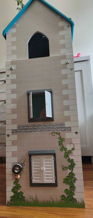 Drewniany domek dla lalek z mebelkami