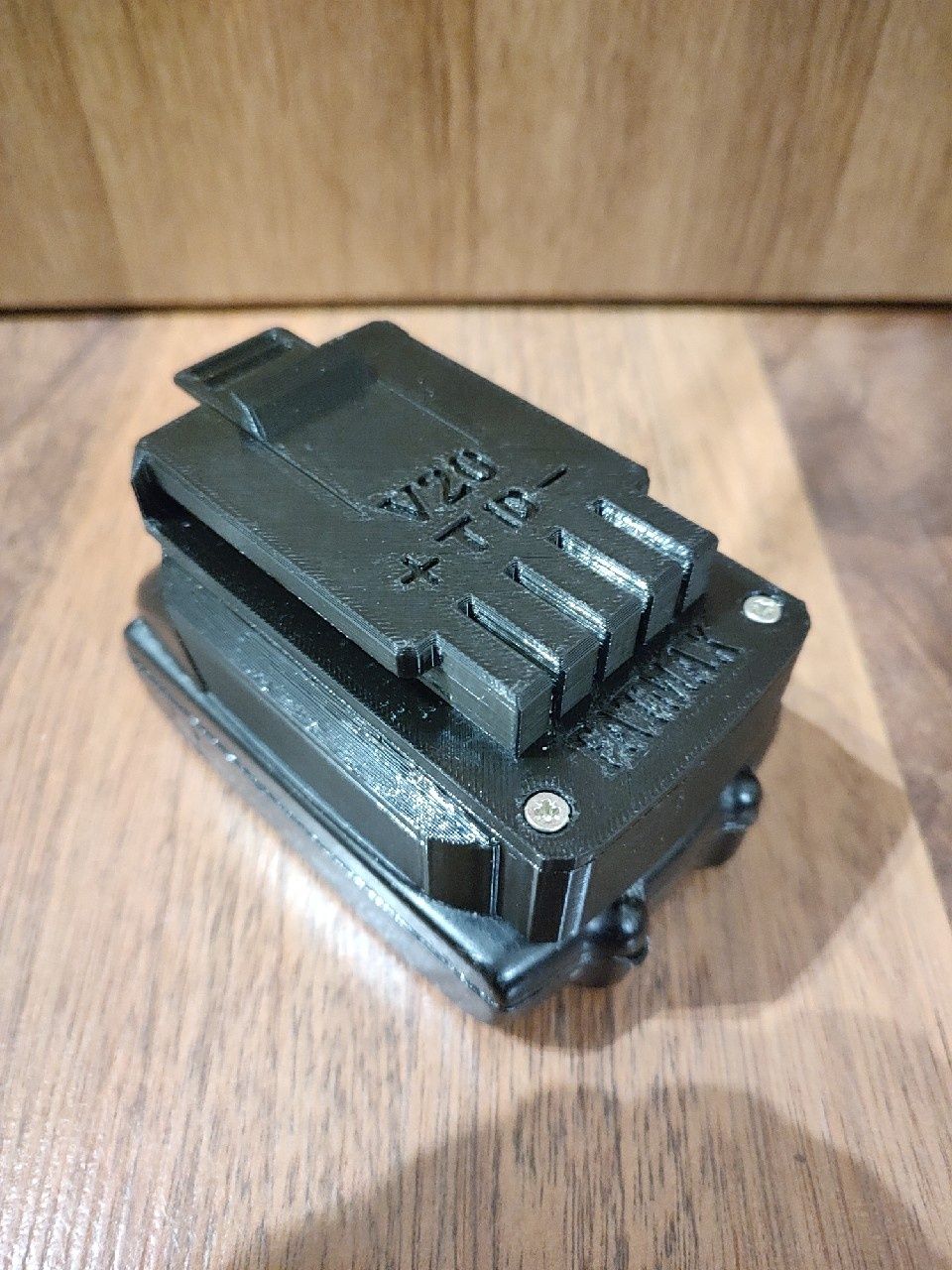Adapter Stanley Fatmax V20 na baterie Makita LXT.