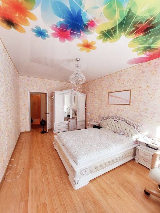 Високі стелі, 100квадратів район площі