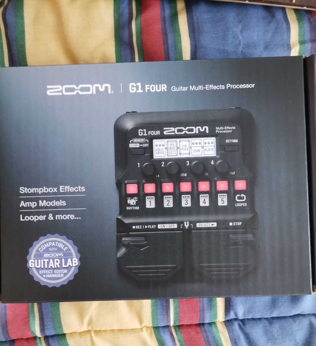 Guitarra Squier Stratocaster, Amplificador e Pedaleira Zoom G1 Four