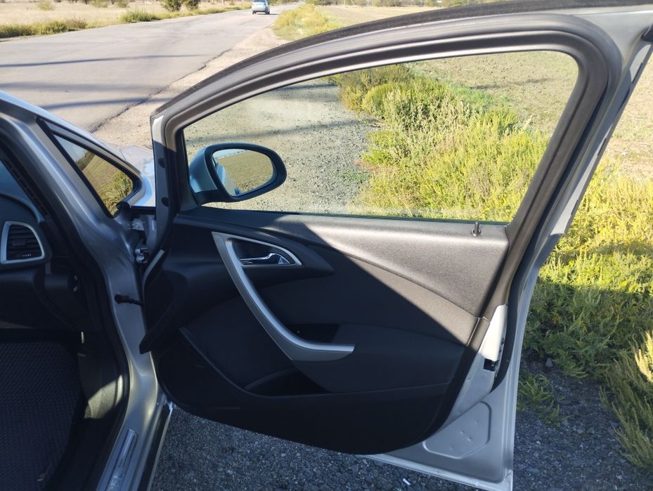 Опель Astra j продам