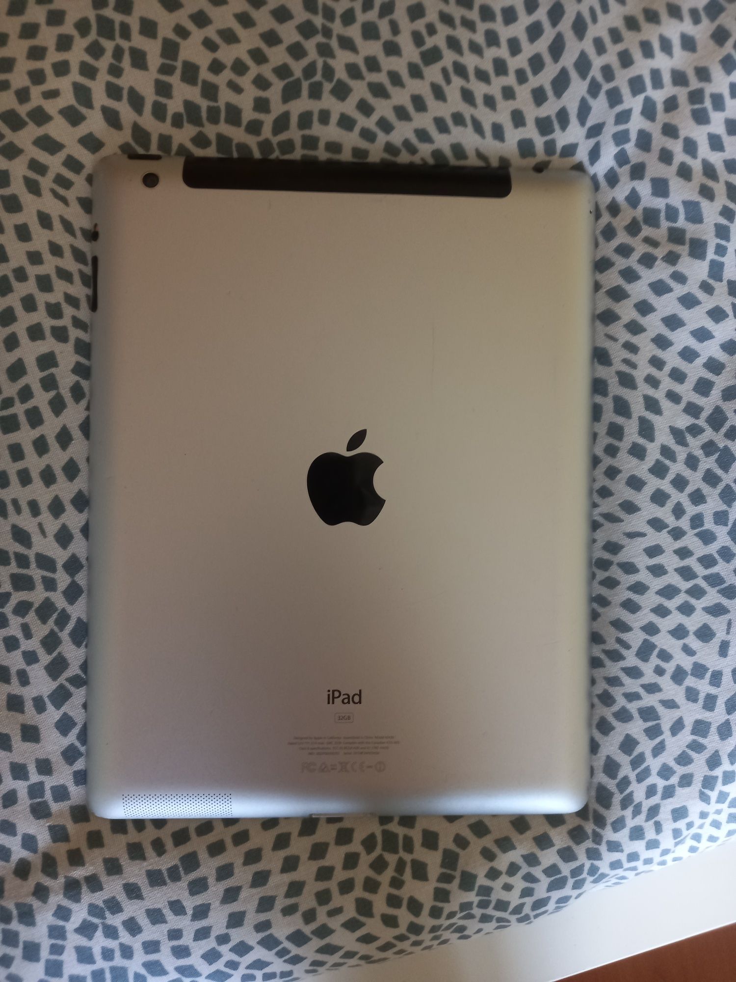 IPad com carregador universal