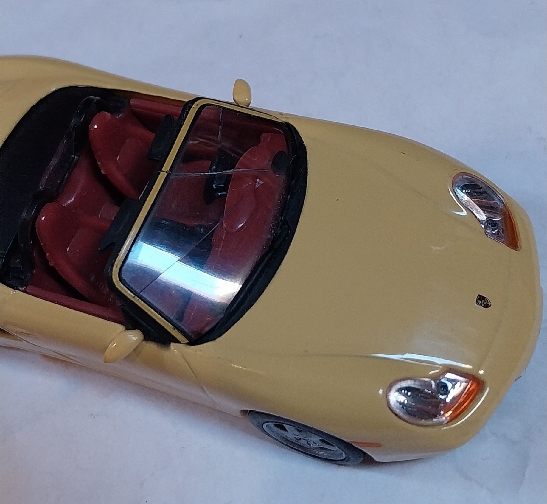 Miniatura Porsche Boxster em escala 1/43