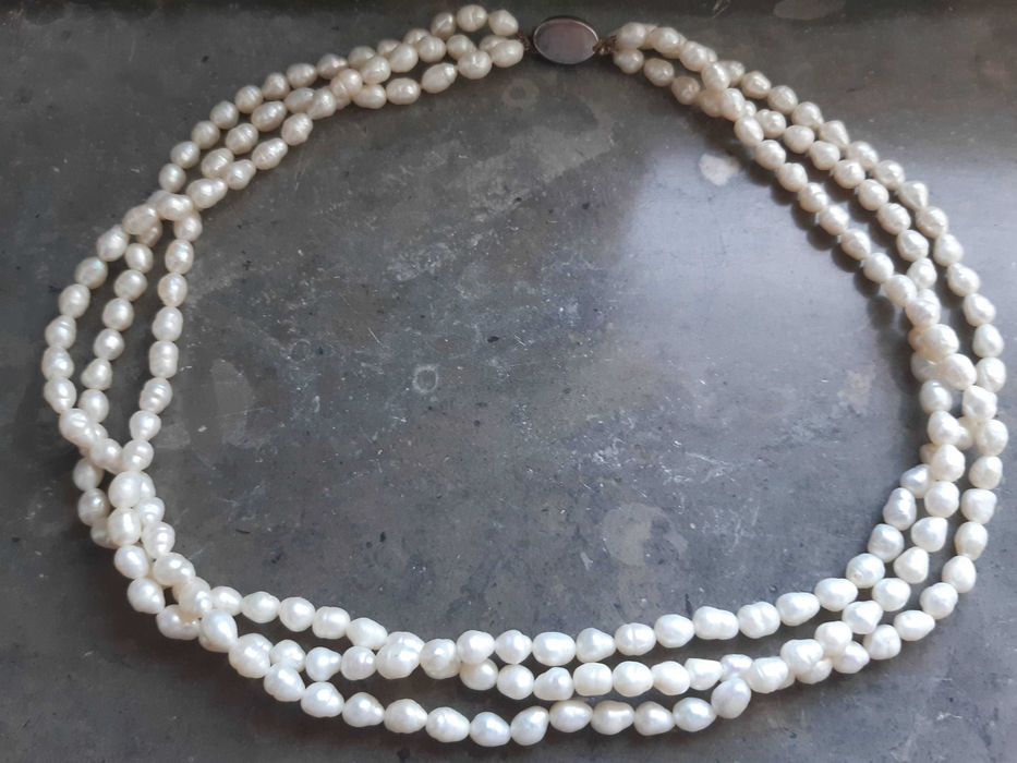 Colar pérolas c/3 filas e fecho prata, nunca usado