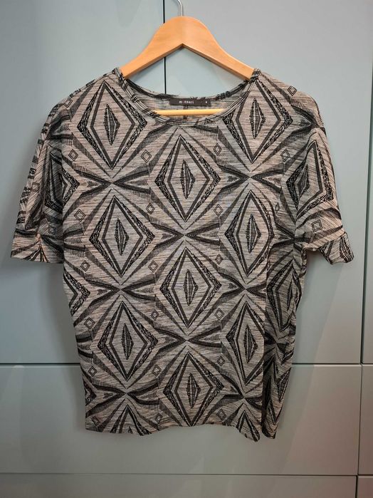 Geometryczny wzór/T-shirt w odcieniach szarości i czerni