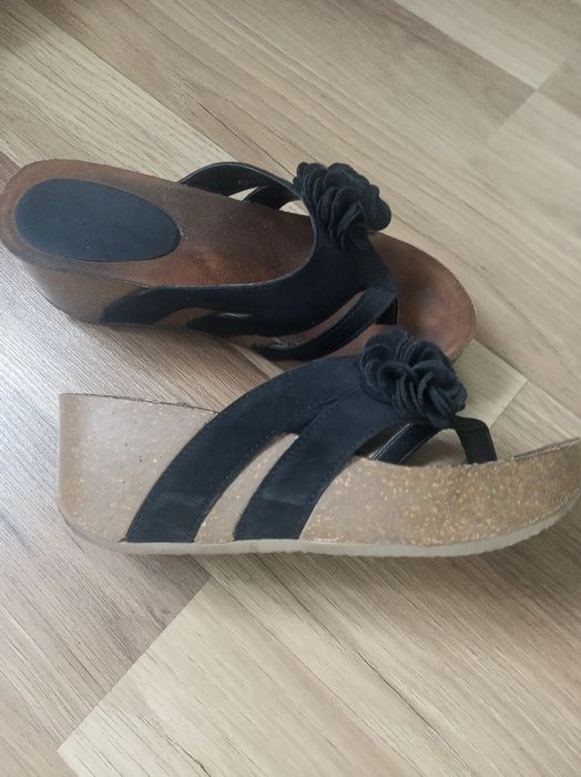 Czarne klapki z kwiatkiem