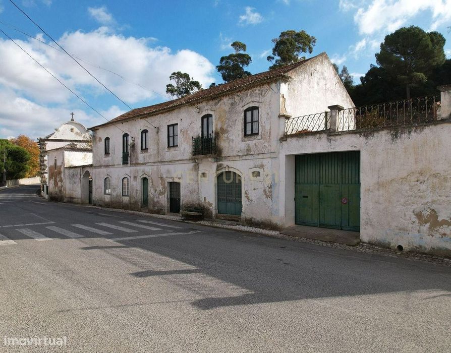 Propriedade com Casa Antiga para Remodelação Total + Terreno Rústico