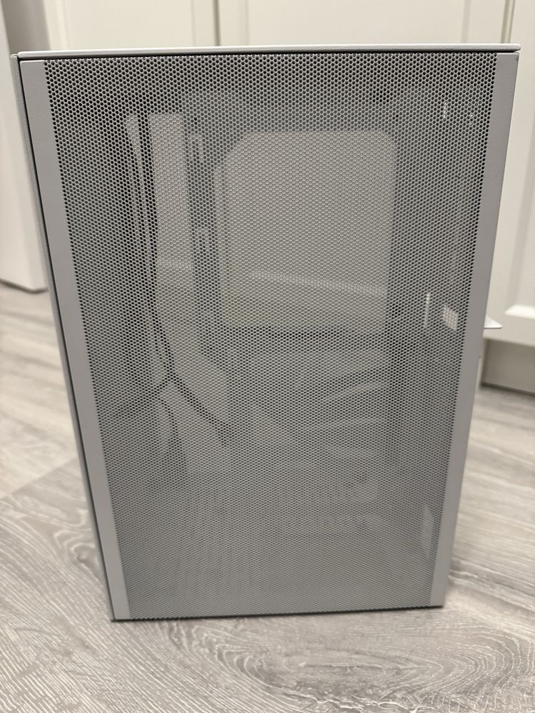 Obudowa meshlicious biała itx z kablem pcie 4.0 w kolorze białym