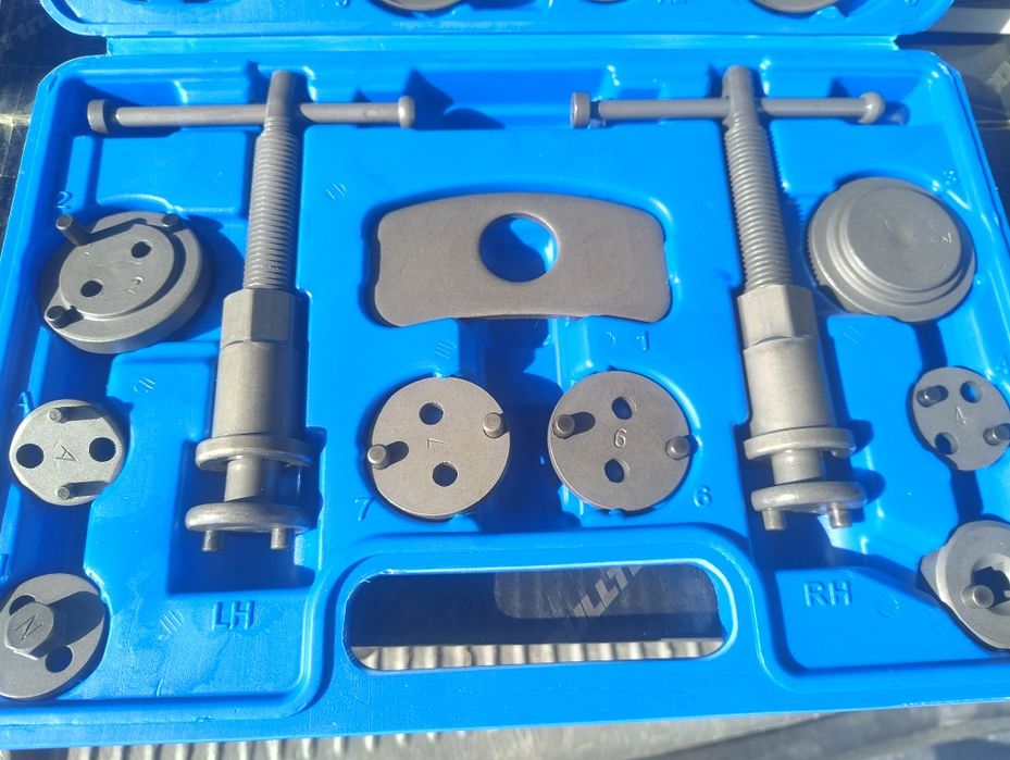 Klucze do tłoczków hamulcowych 22 sztuki + walizka