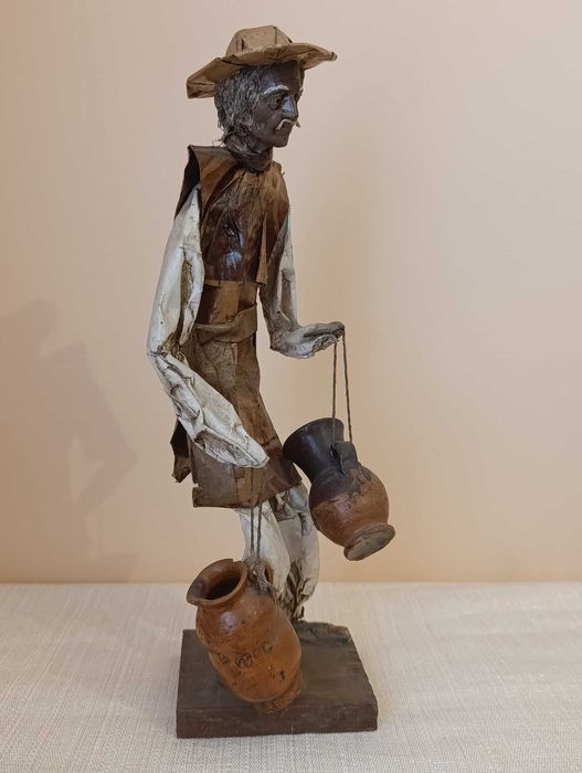 Figura artesanato homem com potes barro - papel maché