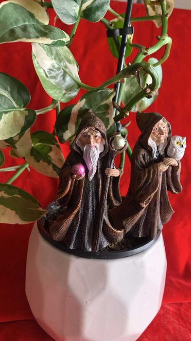 Mago e Bruxa em resina com detalhes interessantes