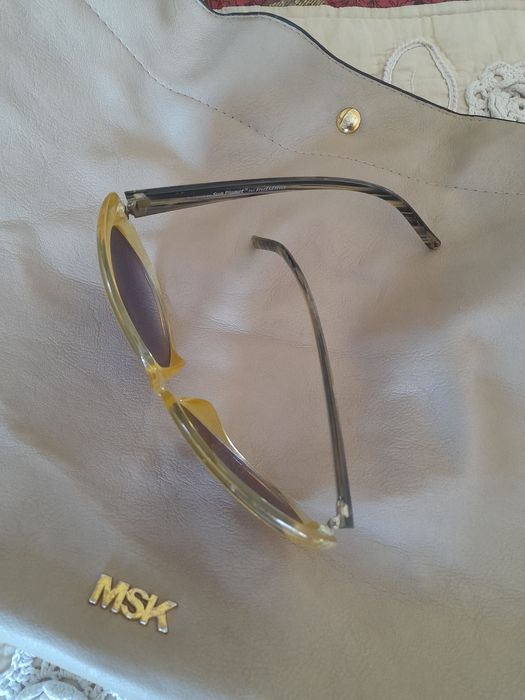 Carteira beje e óculos de sol novos