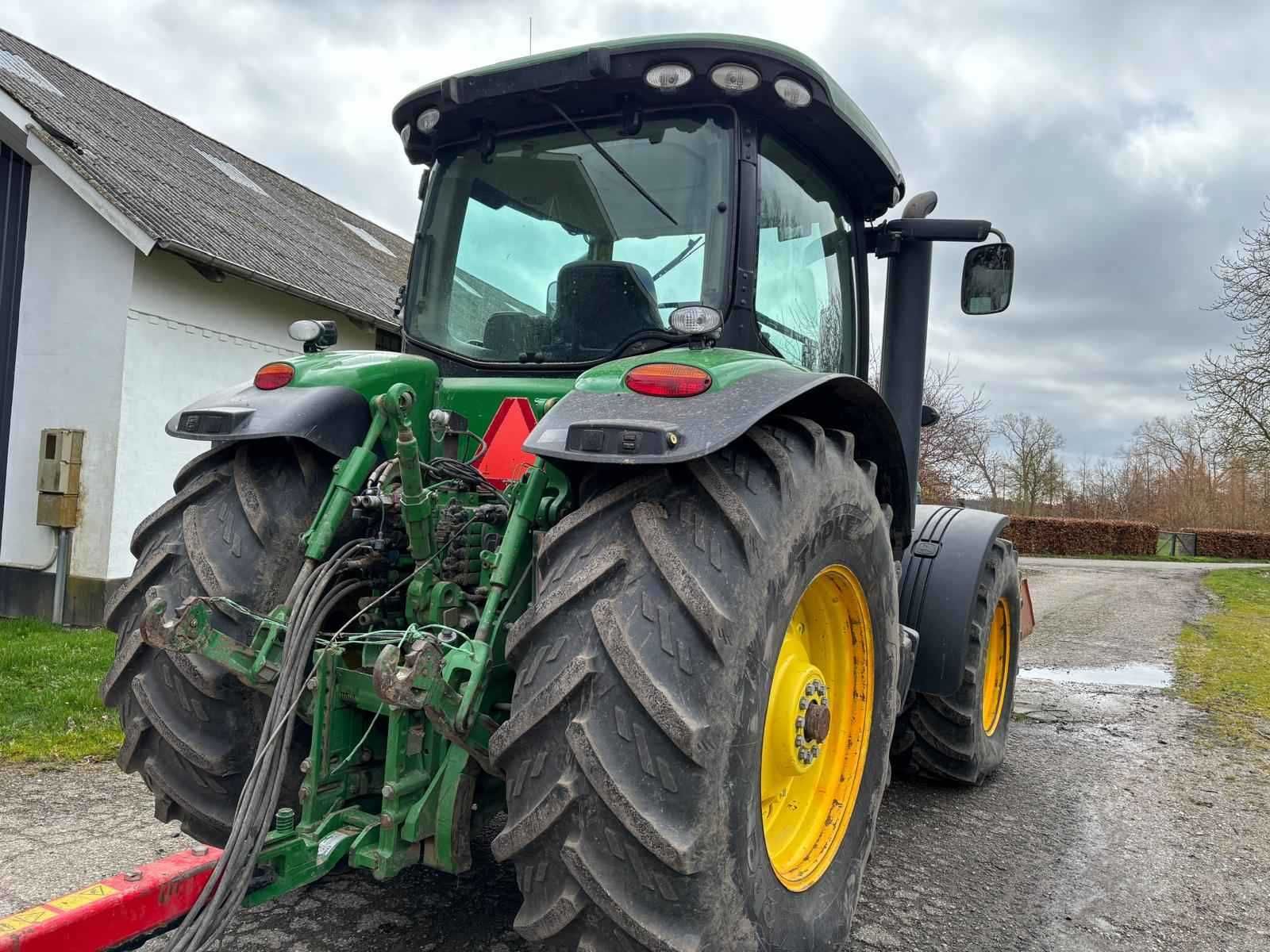 Трактор John Deere 8270R