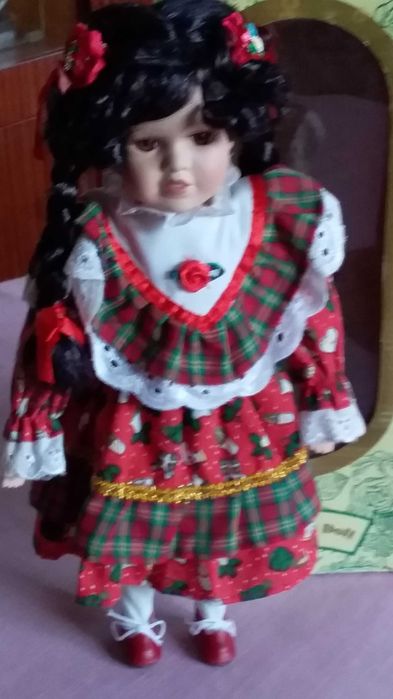 Фарфоровая новая кукла в родной коробке 35см