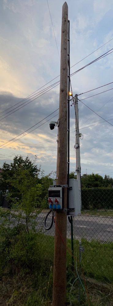 Prowizorka budowalana słup elektryczny plus skrzynka