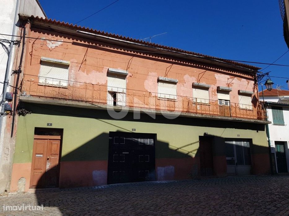 Moradias geminadas T3 para reabilitar em Peso, Covilhã.