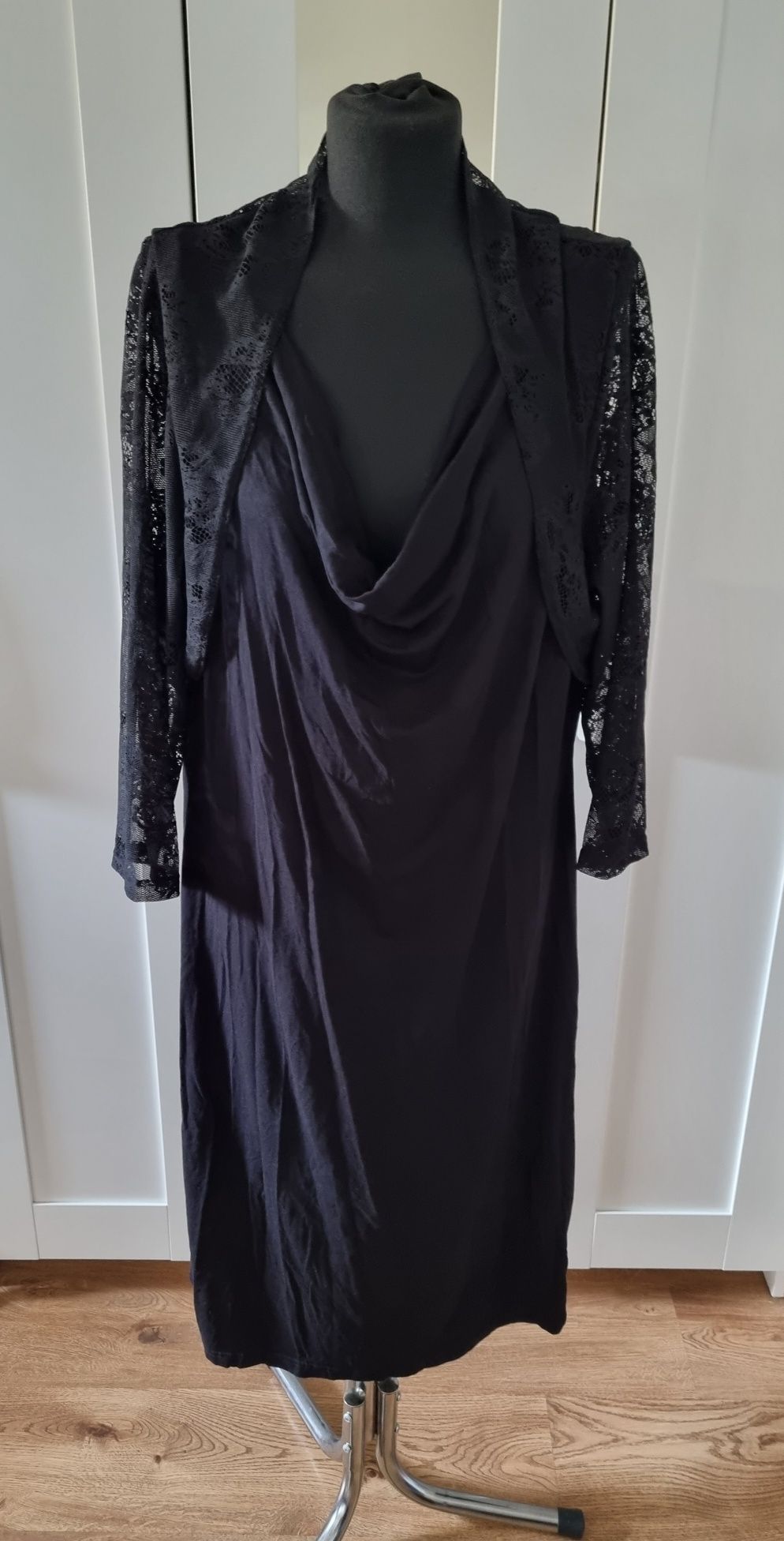 Czarna elegancka koronkowa sukienka, dekolt, z narzutką, Anna Field,