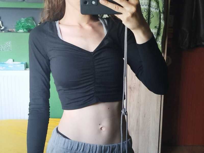 Czarny marszczony crop top tshirt z długim rękawem dekolt v petite