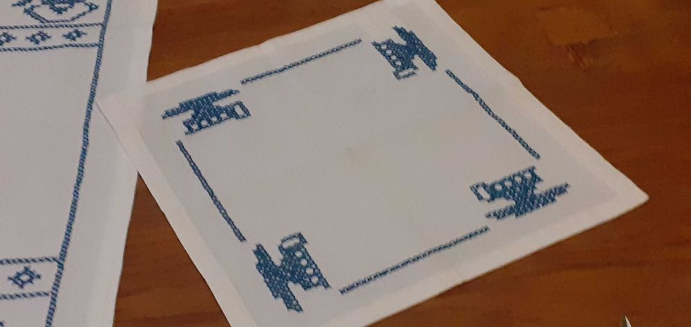 Serwetki 2 szt  bawełniane białe z niebieskim haftem retro