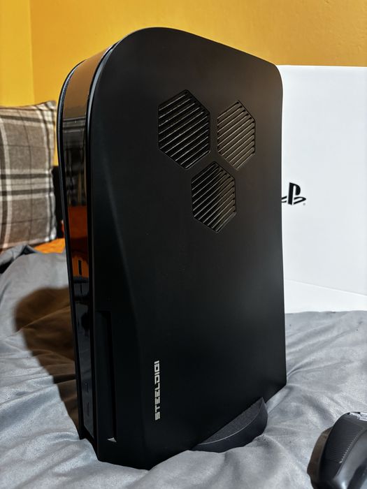 Konsola PlayStation 5 z napędem w zestawie z grą i innymi dodatkami