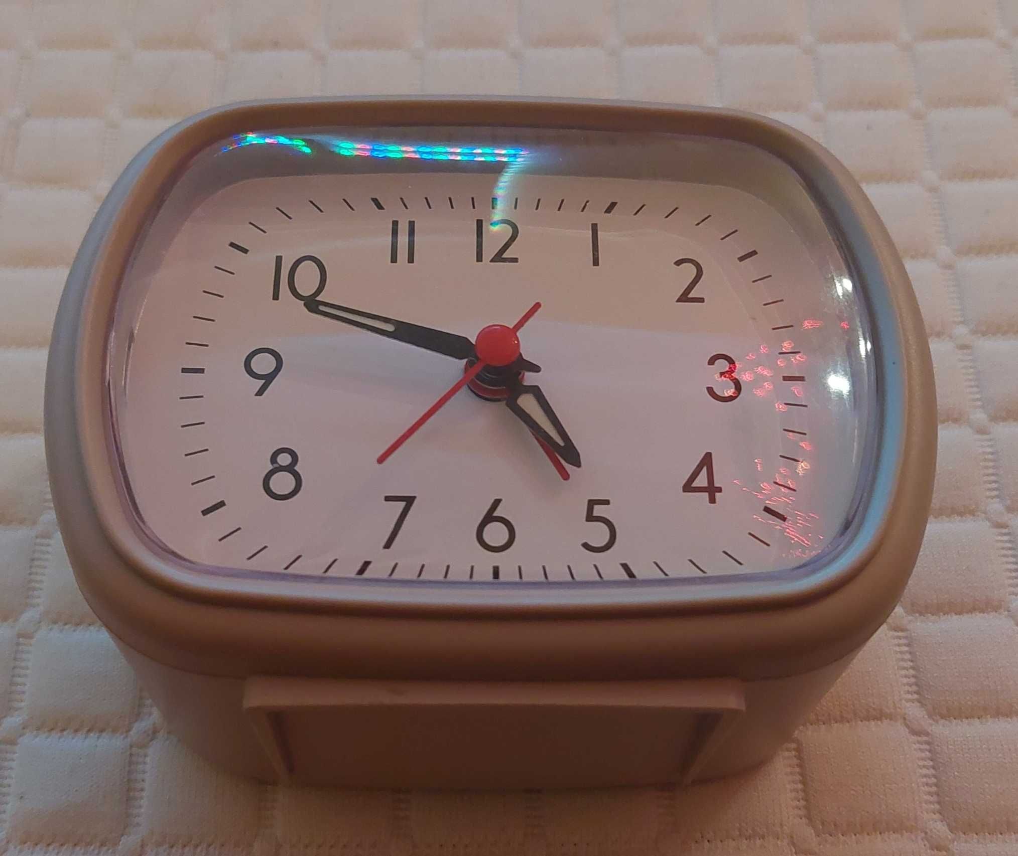Budzik w stylu retro; analogowy zegar z funkcją budzika