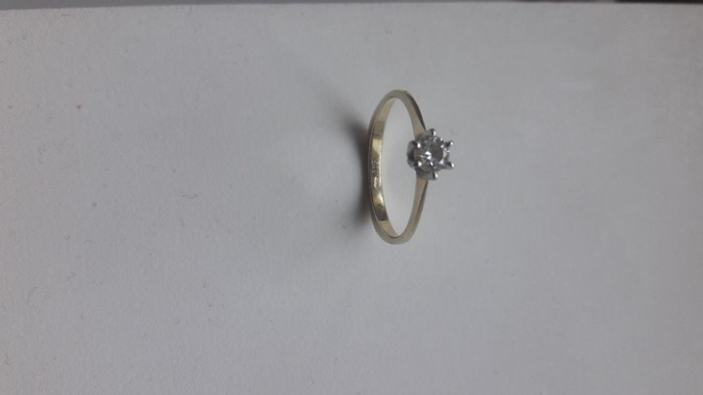 Złoty pierścionek zaręczynowy z brylantem 0,22 CT