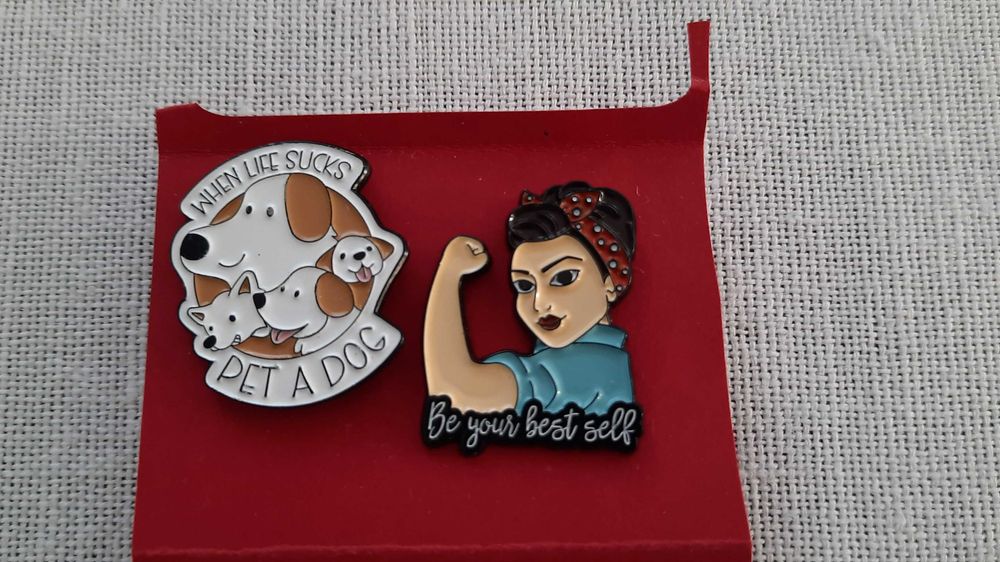Przypinki Be Your Best Self i When life sucks Pet a dog 2 sztuki