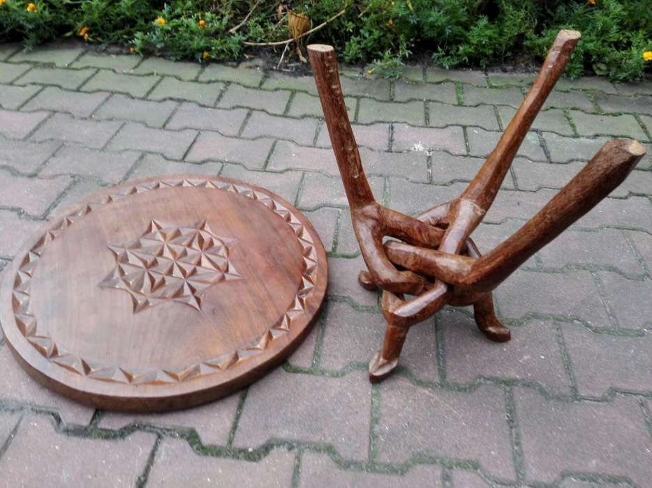 Stolik w stylu afrykańskim.