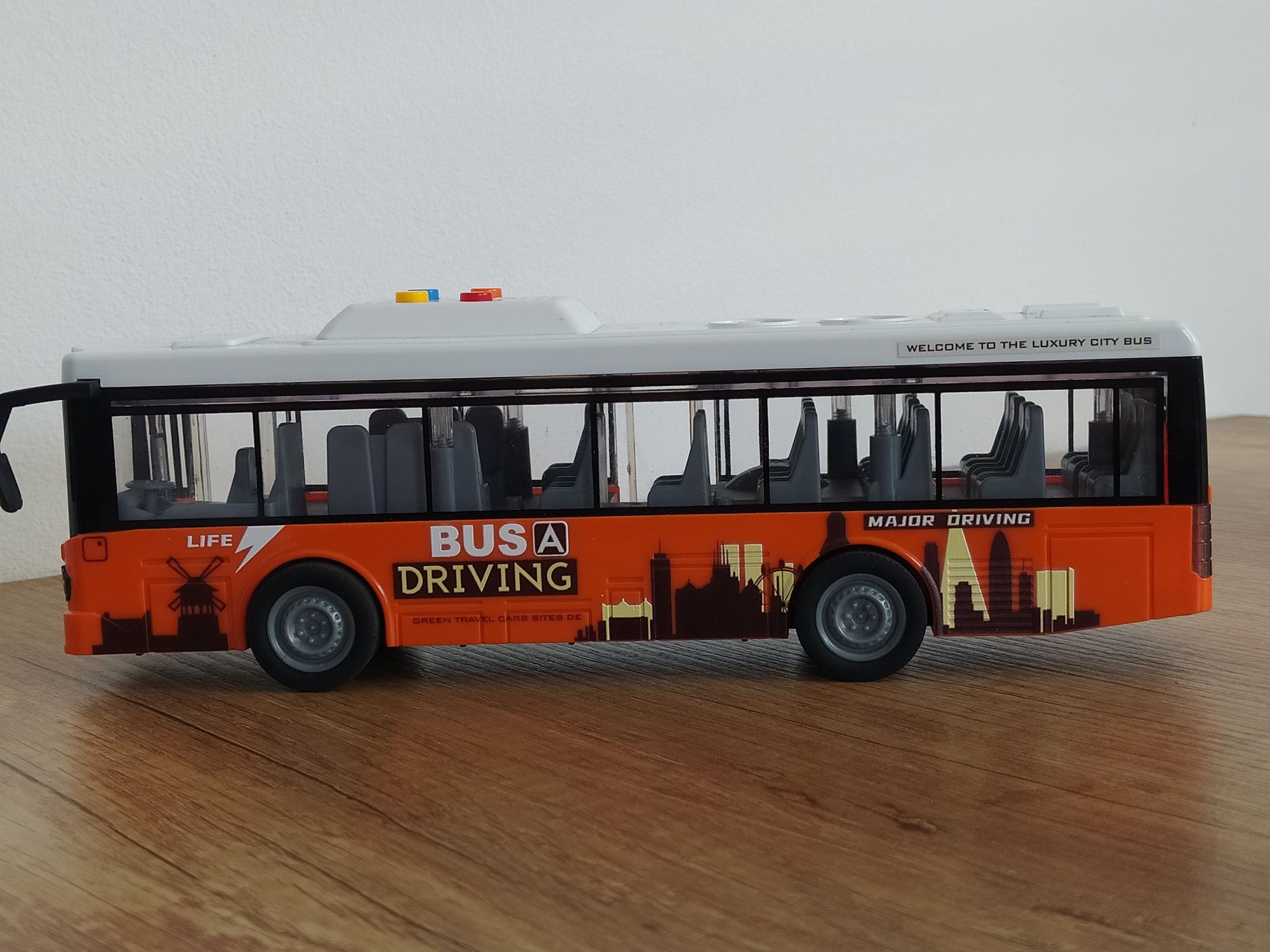 Autobusy zestaw FlixBus i autobus miejski że światem