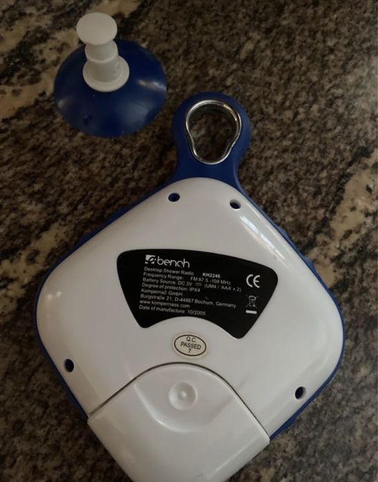 talheres , pratos , copos, ,radio pilhas, coilcha , saco/mala