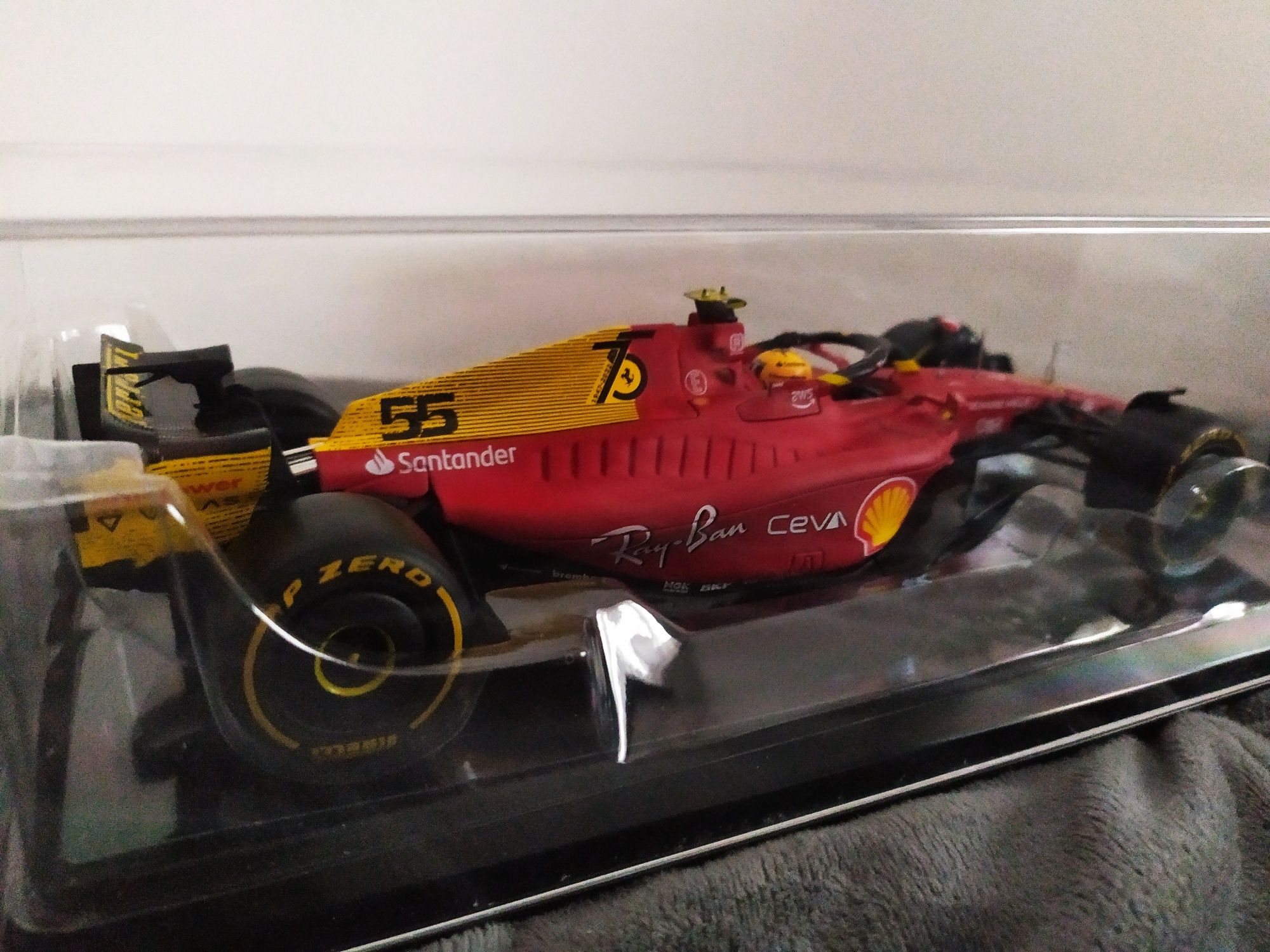 F1-75 model C. Sainz #55 bolid anniversary 75th 1:24 kolekcjonerski