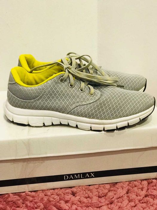 Кросівки весняні жіночі