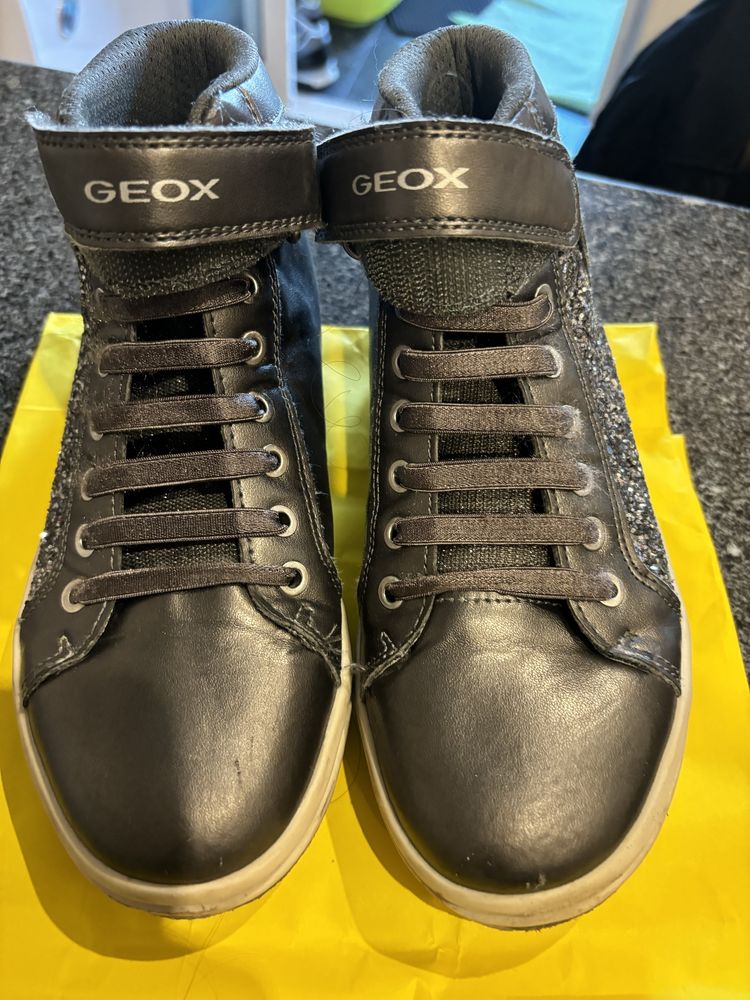 Sapatilhas da Geox e Sidewalk