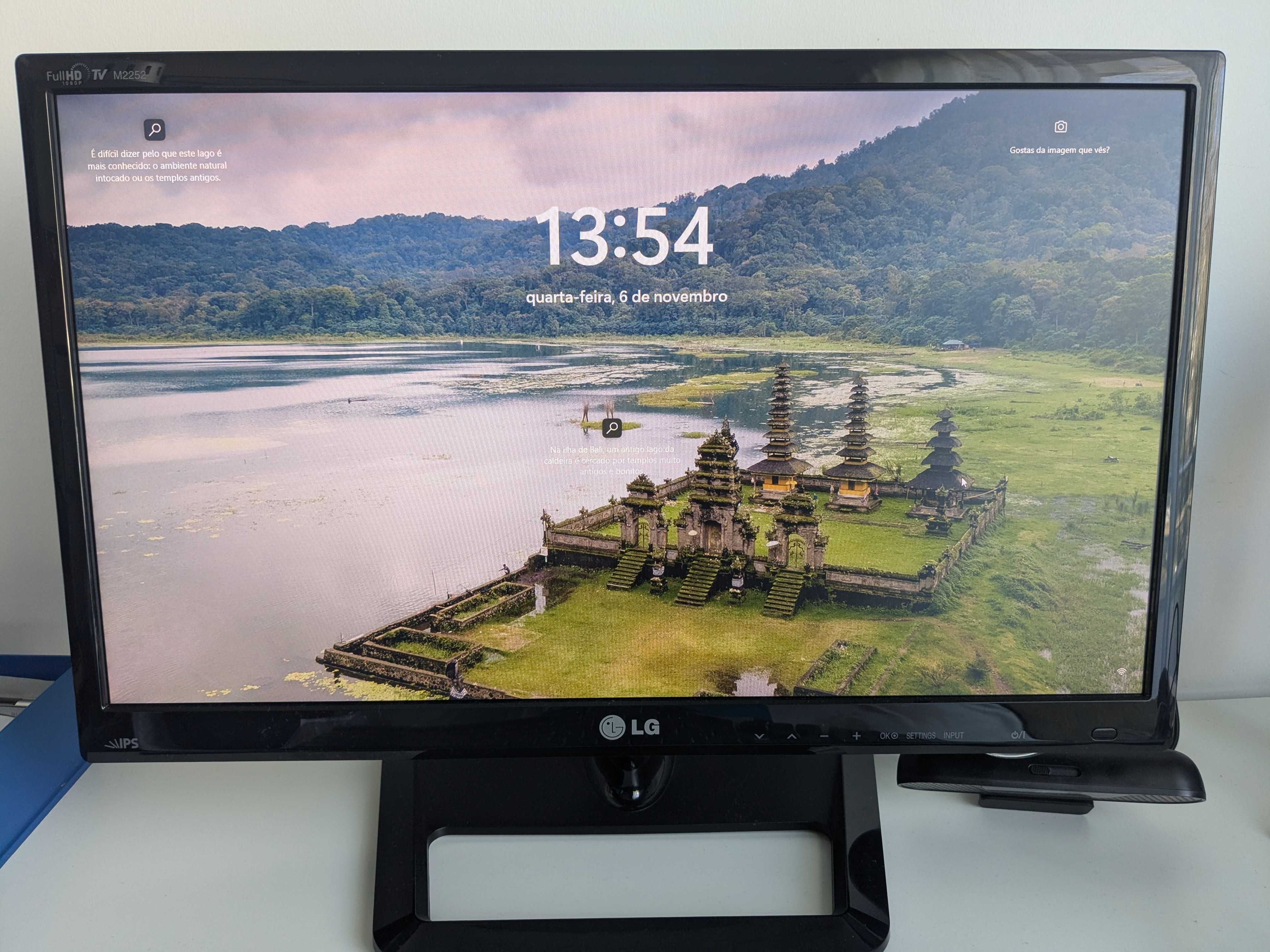 Tela de computador com televisão e comando