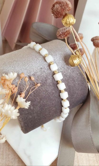 Bransoletka na sznureczku z białymi koralikami I złotymi kulkami