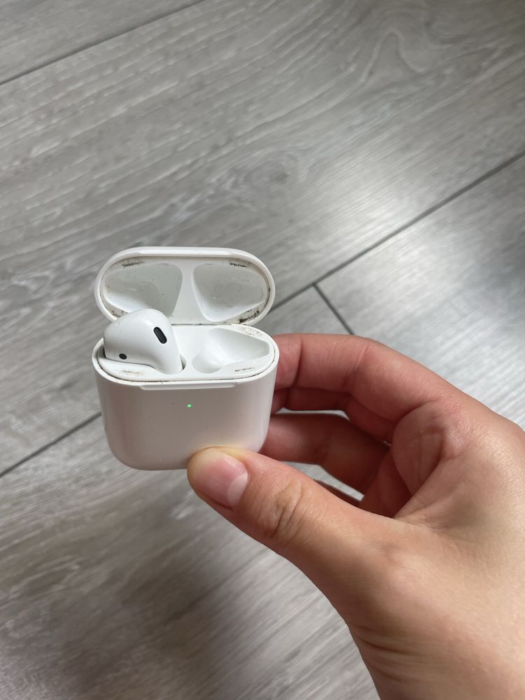 lewa słuchawka AirPods 2 i pudełko