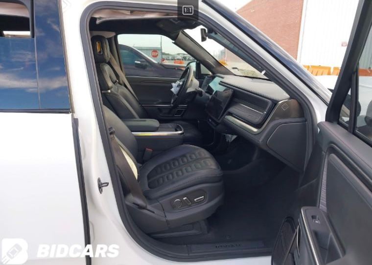Продам Rivian r1s 2023
