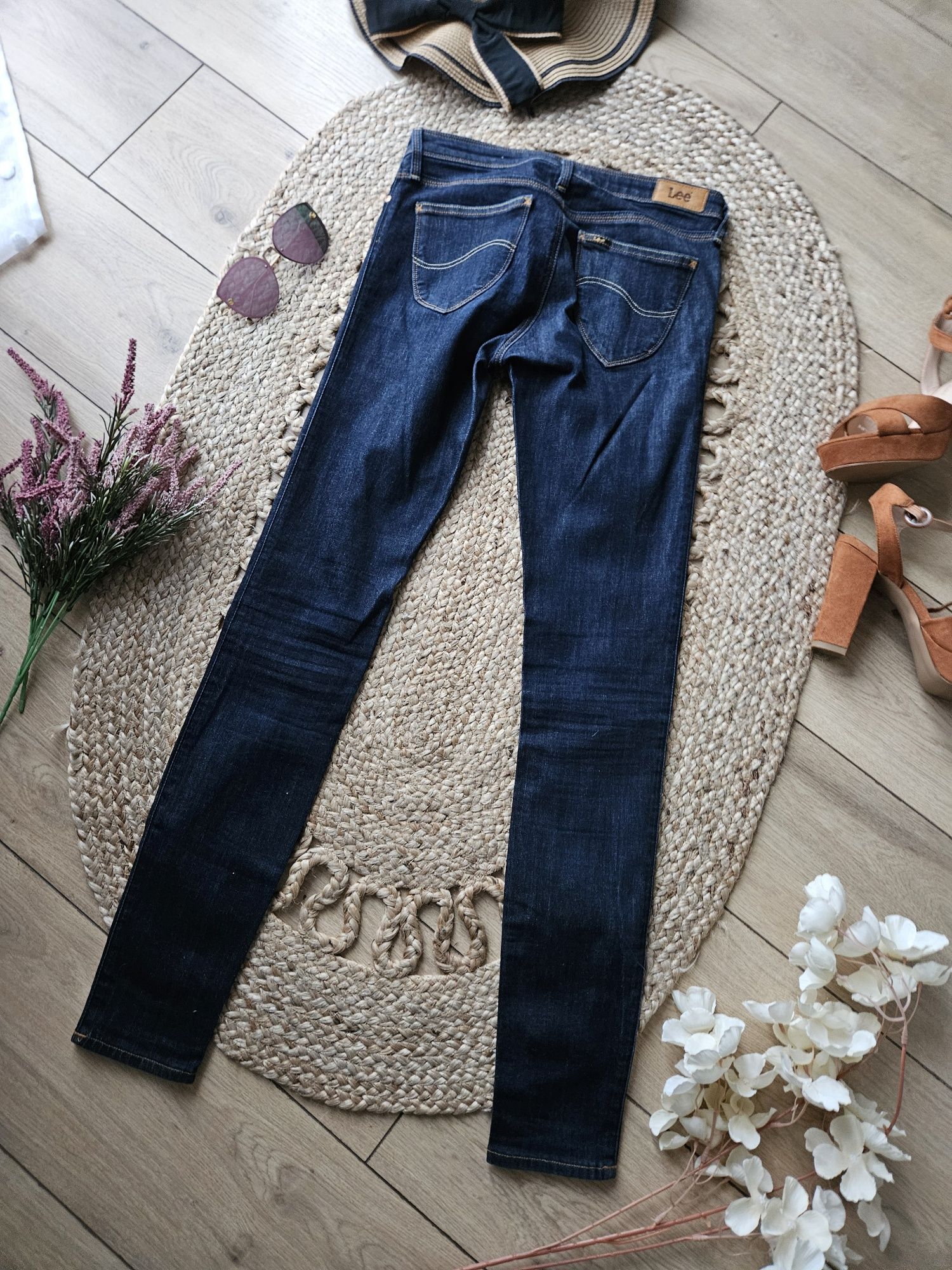 Klasyczne, proste jeansy damskie LEE – ciemny denim, idealne dopaso