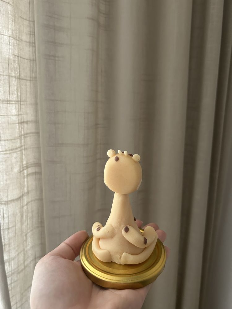 Ozdoba na tort figurka żyrafa z masy cukrowej