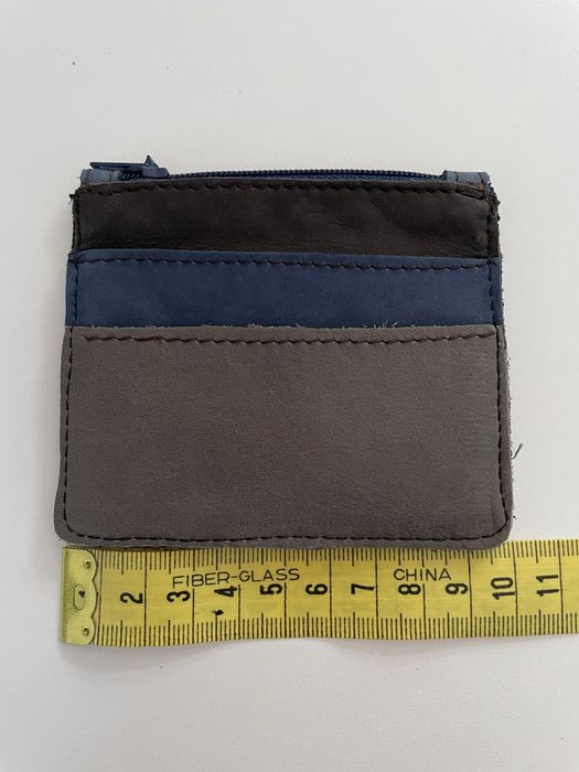 Porta cartões em pele com compartimento para notas e moedas.