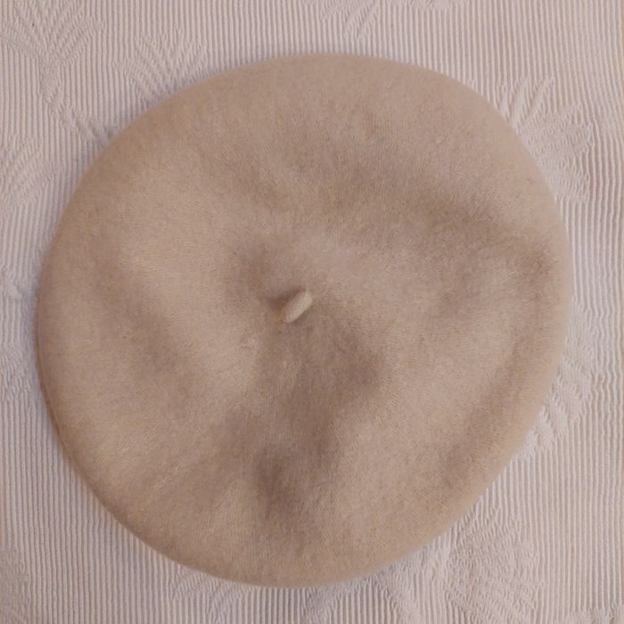 Берети вовняні, молочного і червоного кольору