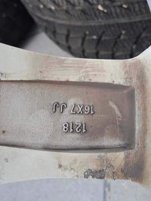 Komplet frlgi i opony zimowe roz.: 205/60 R16 na felgach aluminiowych