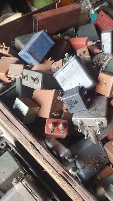 Конденсатори, різної ємності та розмірів