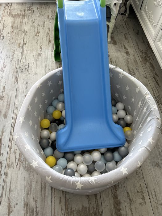 Basen z kulkami i zjezdzalnią