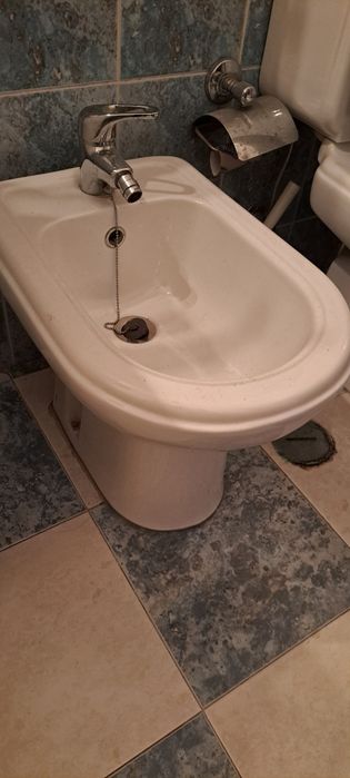 Bidé indusa com torneira