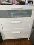 Comoda IKEA com marcas de uso