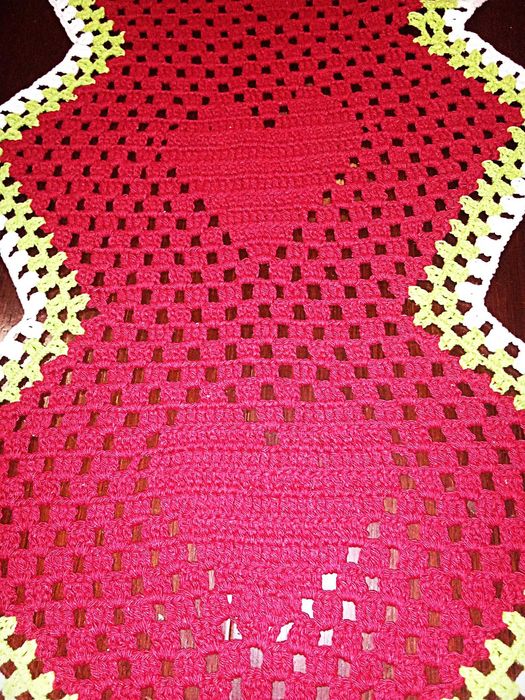 Centro de mesa em crochê vermelho, verde e branco feito à mão