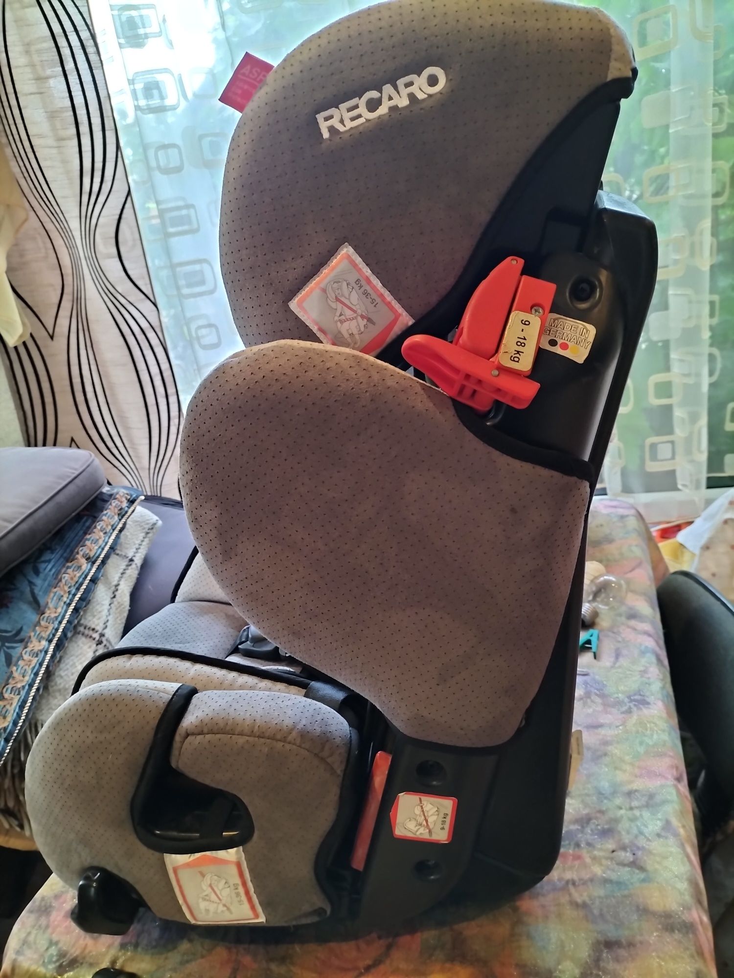 Продам два детских кресла,Romer и Recaro.