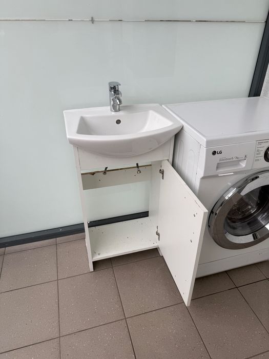 Szafka z umywalką i bateria